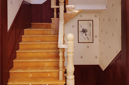 青原中式别墅室内汉白玉石楼梯的定制安装装饰效果